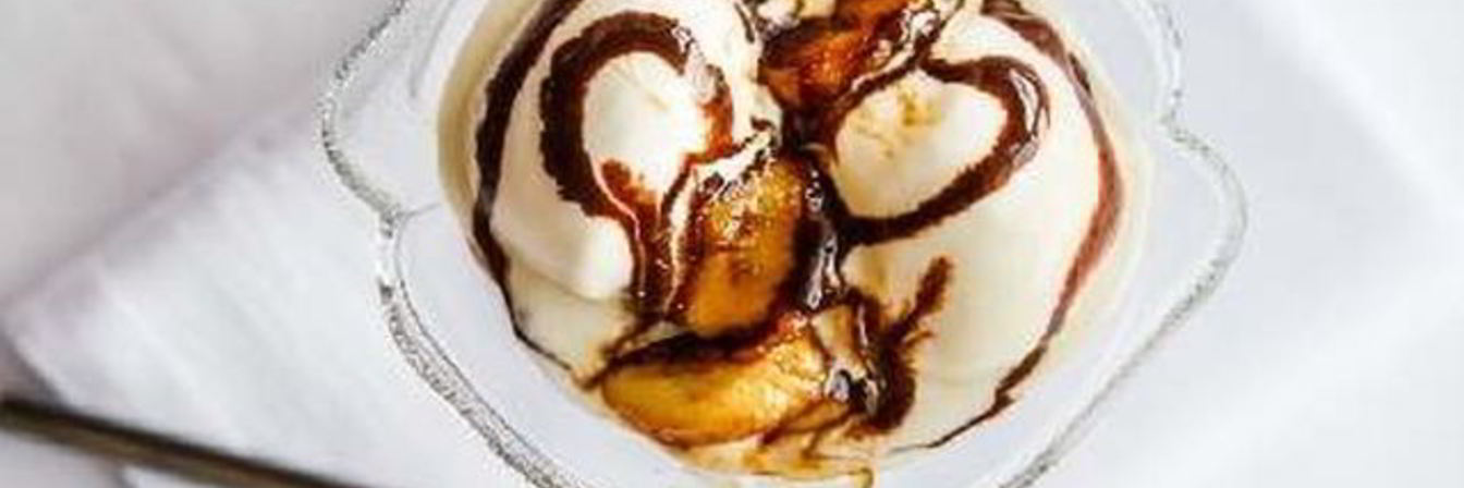 Банановый десерт с мороженым