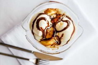 Банановый десерт с мороженым