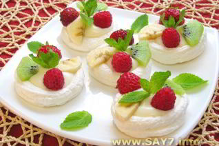 Безе с кремом и фруктами