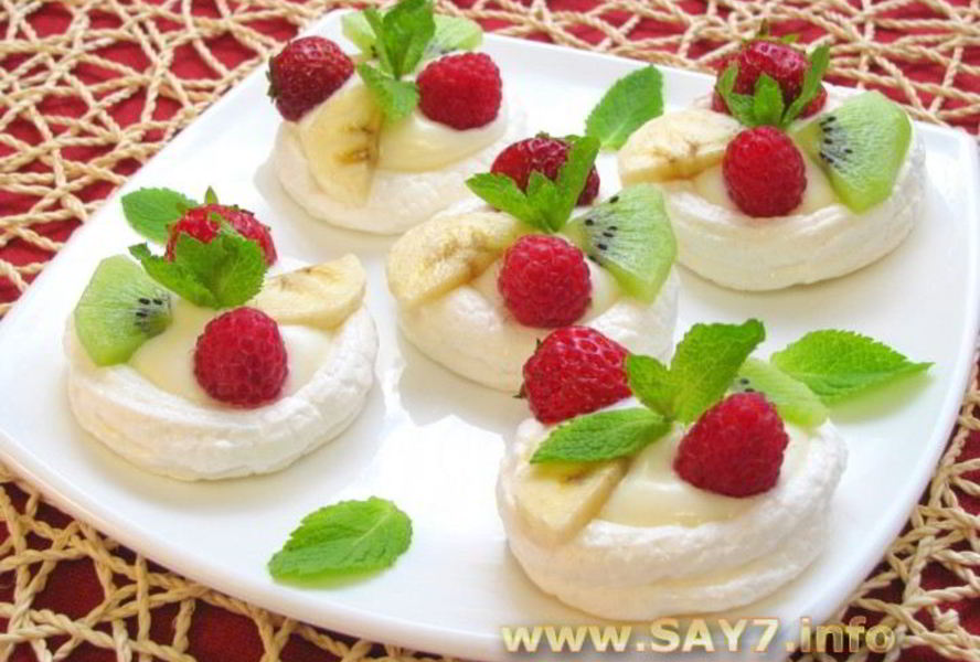 Безе с кремом и фруктами