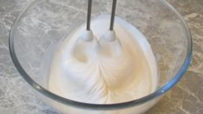 безе с кремом и фруктами