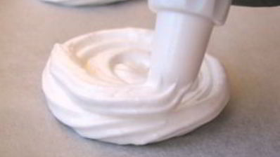 безе с кремом и фруктами