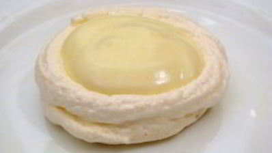 безе с кремом и фруктами