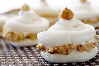 Двойное безе с кремом и фундуком
