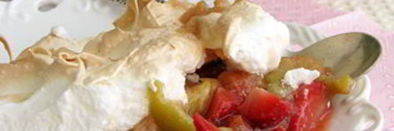 Клубника с ревенем и короной из безе