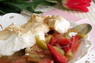 Клубника с ревенем и короной из безе