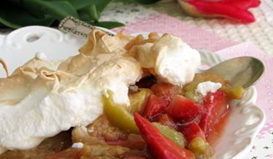 Рецепт клубники с ревенем и короной из безе