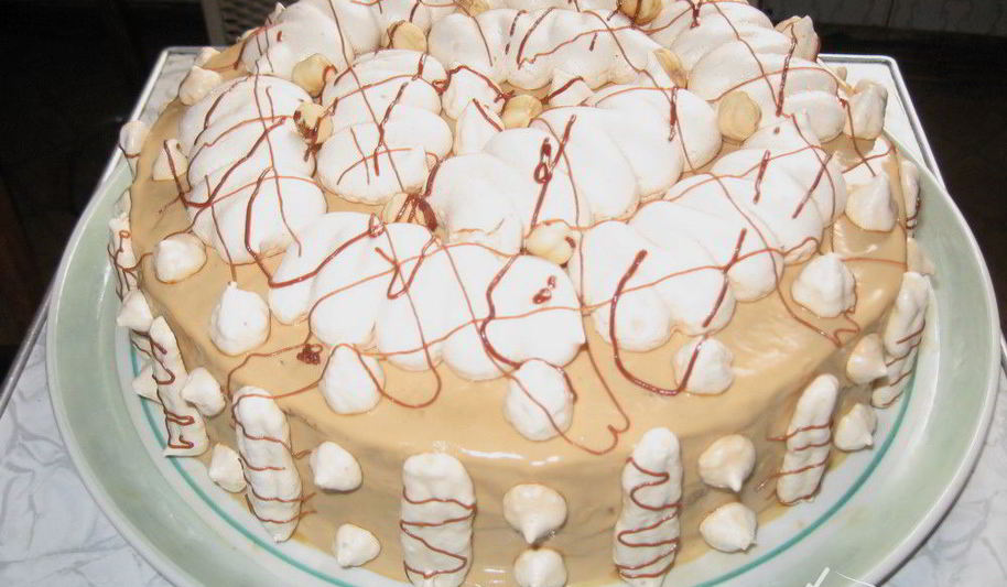 Рецепт шоколадного бисквита с безе, крем с ноткой мокко