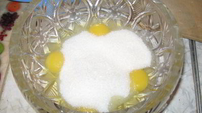 шоколадный бисквит с безе, крем с ноткой мокко