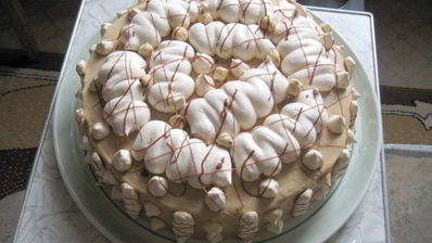 шоколадный бисквит с безе, крем с ноткой мокко