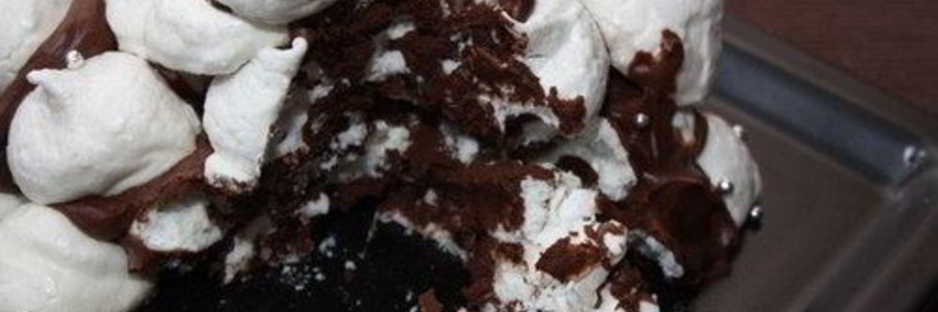 Шоколадный торт-безе с грецкими орехами и ромом