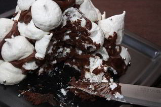 Шоколадный торт-безе с грецкими орехами и ромом