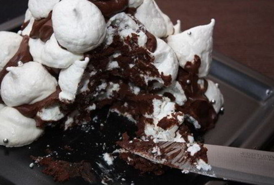 Шоколадный торт-безе с грецкими орехами и ромом