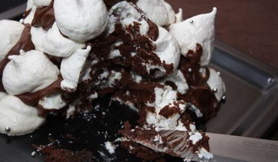 Рецепт шоколадного торта-безе с грецкими орехами и ромом