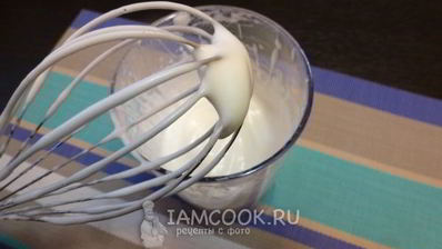 вегетарианское безе с малиной из нутового отвара