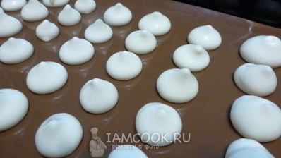 вегетарианское безе с малиной из нутового отвара