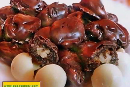 Чернослив в шоколаде с орешками