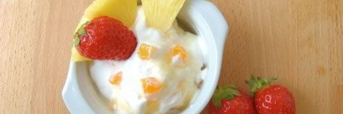 Десерт с ананасом, персиками и мятой