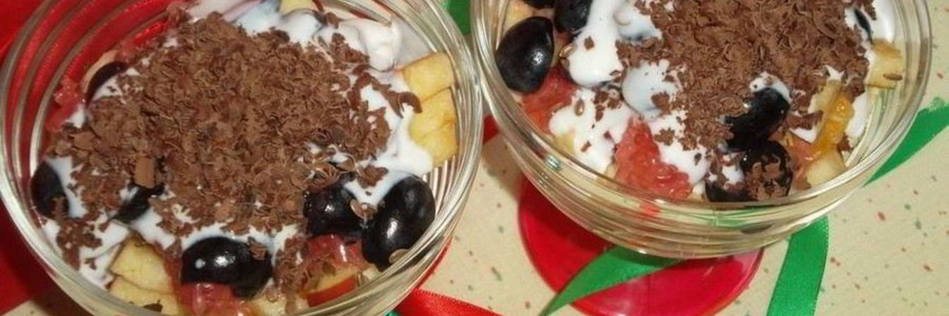 Фруктовый десерт с йогуртом и семенами льна