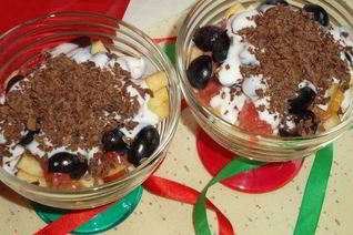 Фруктовый десерт с йогуртом и семенами льна