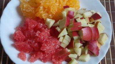 фруктовый десерт с йогуртом и семенами льна