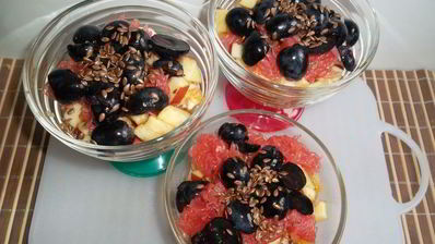 фруктовый десерт с йогуртом и семенами льна