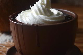 Кокосово-ванильный горячий шоколад со взбитыми сливками