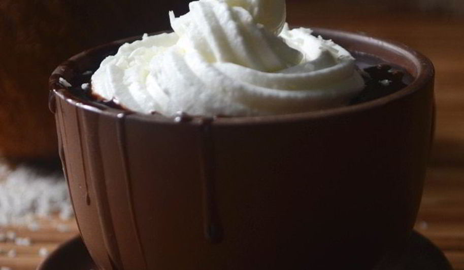 Рецепт кокосово-ванильного горячий шоколад со взбитыми сливками