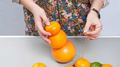 елка из фруктов и конфет