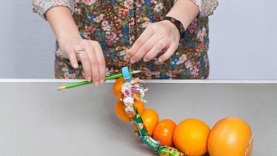 елка из фруктов и конфет