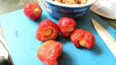 конфеты клубника в белом шоколаде