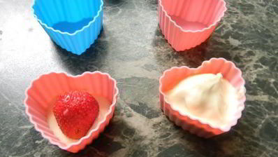 конфеты клубника в белом шоколаде