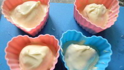 конфеты клубника в белом шоколаде