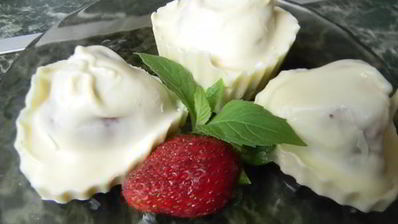 конфеты клубника в белом шоколаде