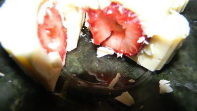 конфеты клубника в белом шоколаде