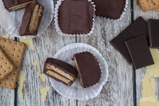 Конфеты на печенье