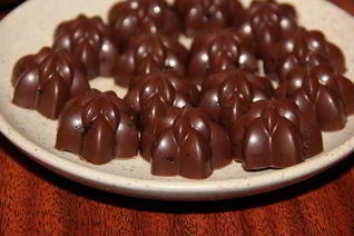 Шоколадные конфеты с фундуком, черносливом, медом и ликером