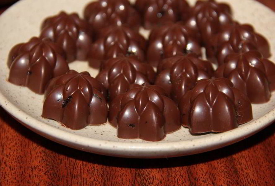 Шоколадные конфеты с фундуком, черносливом, медом и ликером