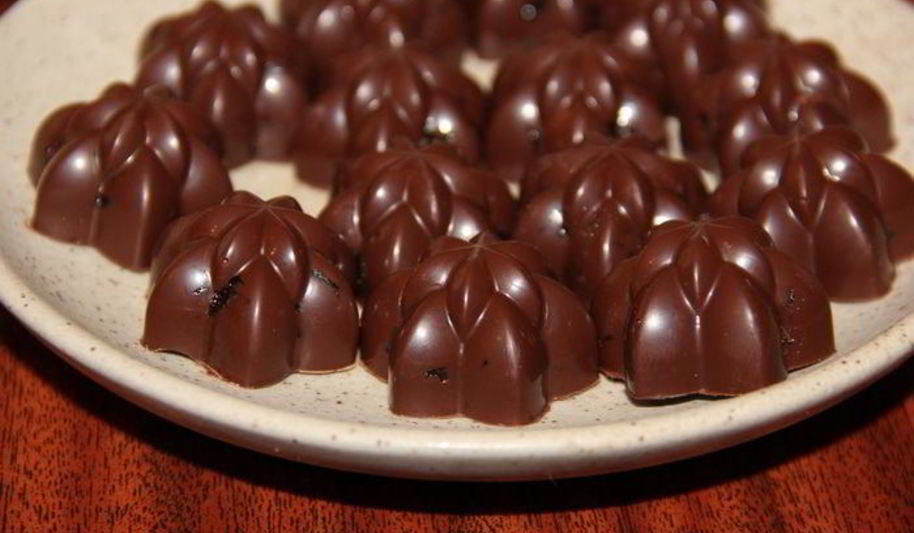 Рецепт шоколадных конфет с фундуком, черносливом, медом и ликером