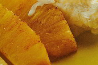 Ананасы на гриле со свежим сырным кремом