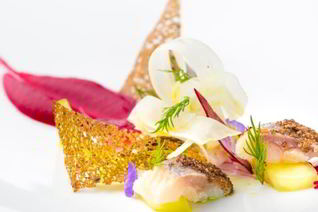 Атлантическая сельдь с тар-таром из яблок и кремом из хрена