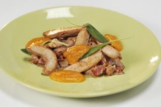 Бараньи тестикулы с карамелизованным луком и кремом из кураги