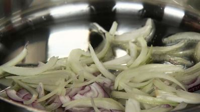 бараньи тестикулы с карамелизованным луком и кремом из кураги