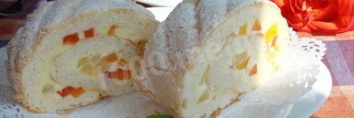 Бисквитный рулет на белках с заварным кремом и экзотическими фруктами