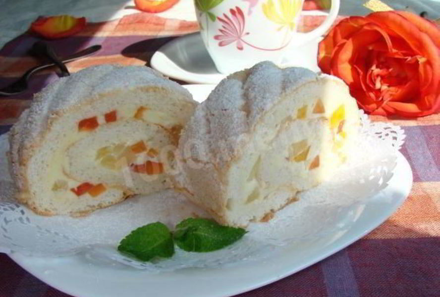 Бисквитный рулет на белках с заварным кремом и экзотическими фруктами
