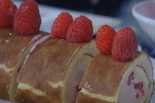 Бисквитный рулет с вишневым кремом и малиной