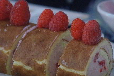 Бисквитный рулет с вишневым кремом и малиной