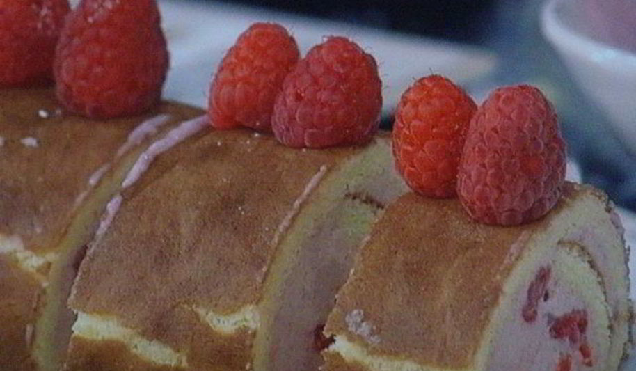 Рецепт бисквитного рулета с вишневым кремом и малиной