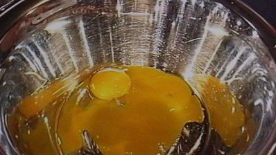 бисквитный рулет с вишневым кремом и малиной