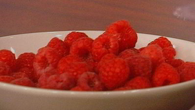 бисквитный рулет с вишневым кремом и малиной